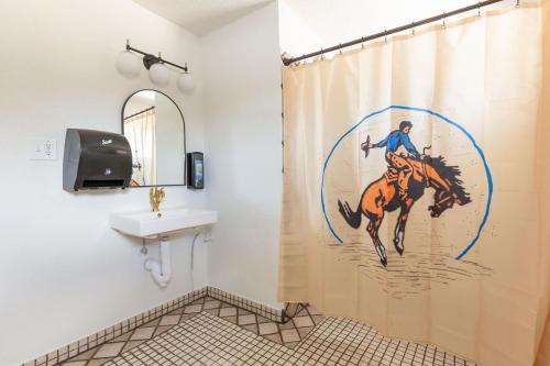 Hotel McCoy - Art, Libations, Pool Society — Photo 2