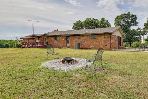 . 9 Mi to Grove Home with Fire Pit in Southwest City