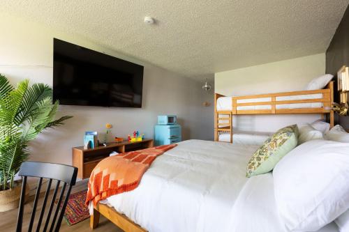 1 king bed, 2 bunk beds
