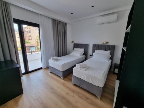 2 twin beds