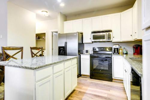 Sleep 10, Hot Tub, Massage Chair, Nintendo, Ping-pong Table and 1 Acre Backyard! in Raleigh, USA