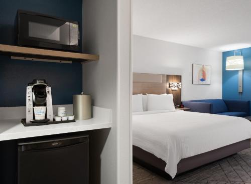 Holiday Inn Express Indianapolis Airport an IHG Hotel - image 2
