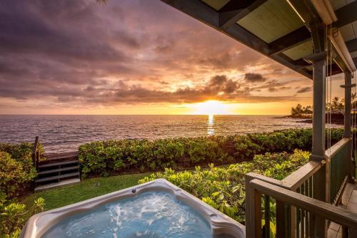 Hokuea Hale Oceanfront Private Home with Hot Tub