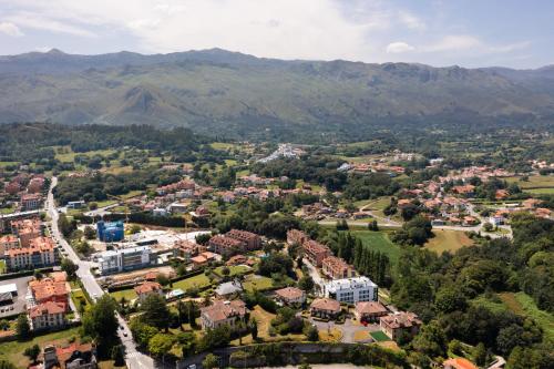 Ático en Llanes con gran terraza, piscina y pista de paddel