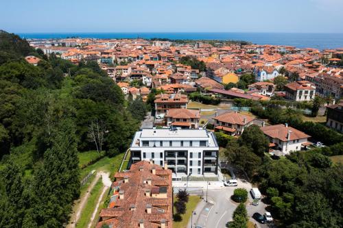 Ático en Llanes con gran terraza, piscina y pista de paddel