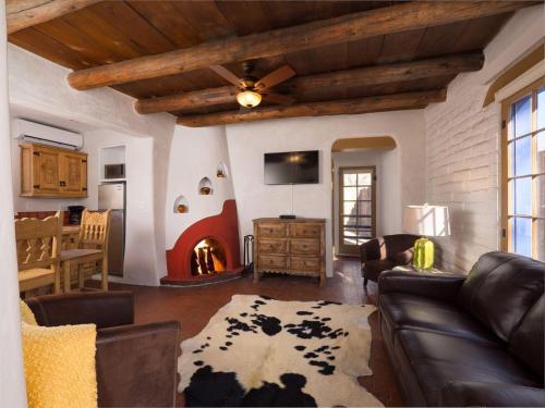 Besos - Walk to the Plaza, Kiva Fireplace