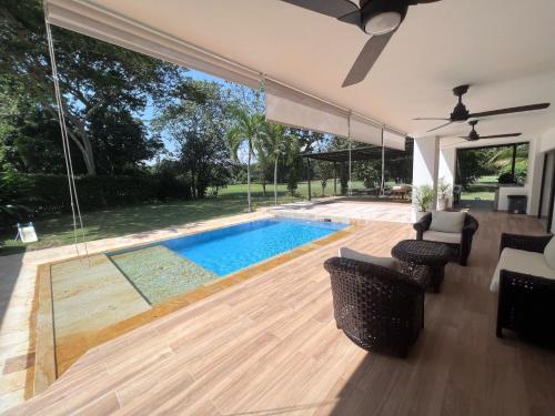Swimming pool, Casa Privada en Exclusivo Club Privado in Ricaurte