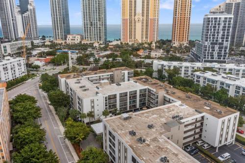 Spacious 1 Bed, 5min walk to the Beach! in Miami Beach, USA