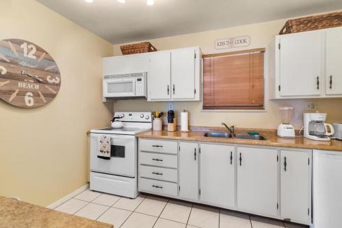Spacious 1 Bed, 5min walk to the Beach! in Miami Beach, USA