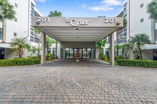 Spacious 1 Bed, 5min walk to the Beach! in Miami Beach, USA