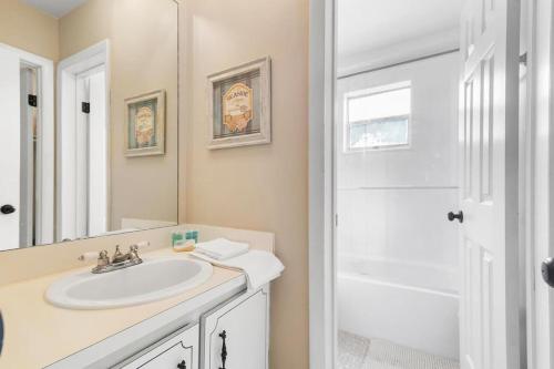 Spacious 1 Bed, 5min walk to the Beach! in Miami Beach, USA