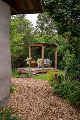 Owl's Nest Suites in Gardenville (ON)