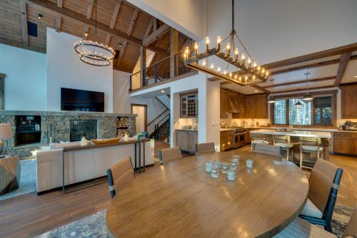 Custom Ski-InandOut Chalet with Hot Tub and Wet Bars! in Big Sky, USA
