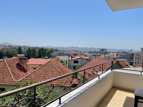 Private Rooms 2 - City & Mountain Views & Free Parking & WiFi, Tirana (Foto 8)