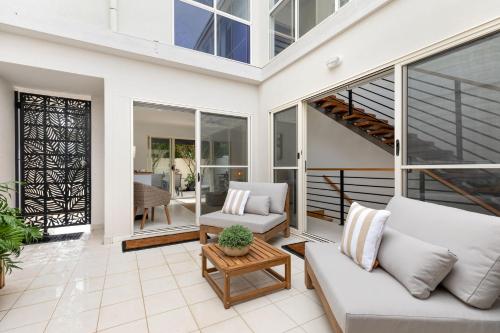 5 The Courtyards Townhouse Close to Beach and Shops