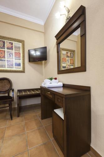 Dellas Boutique Hotel - image 6