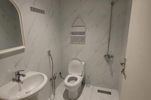 Bathroom, شقه خاصة صاله وغرفة نوم near Al Hamra Mall