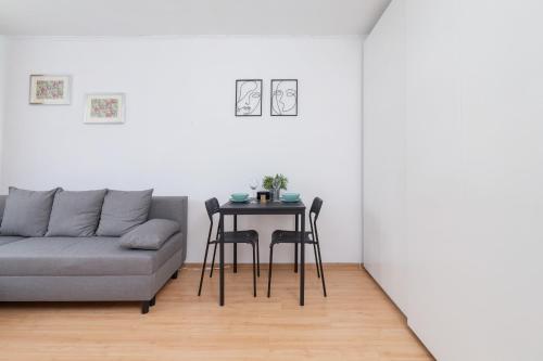 Comfy & Bright Studio Wielicka in Krakow by Renters