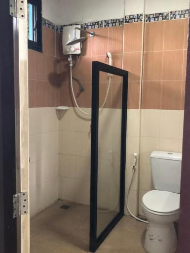 Bathroom, พิชชาวรี รีสอร์ท in Si Thep