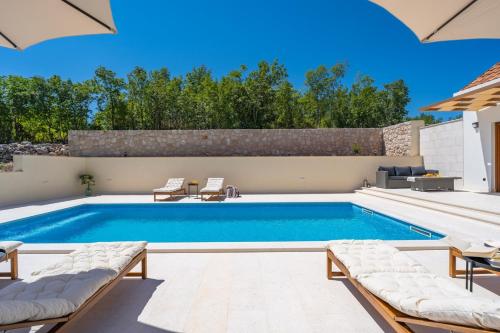 Unique Villa Pietra with heated private pool