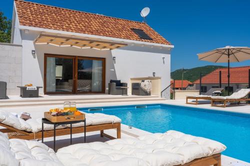 Unique Villa Pietra with heated private pool