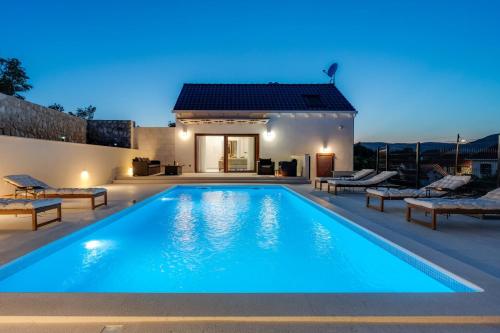 Unique Villa Pietra with heated private pool