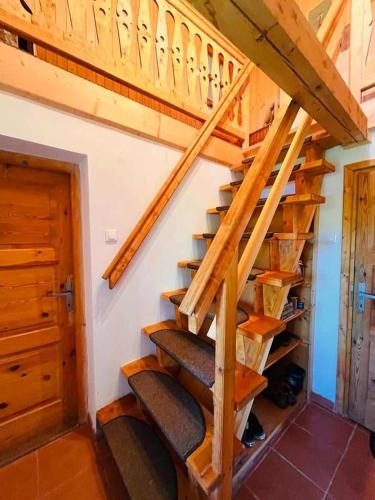 Cesta z mesta na Huty in Huti