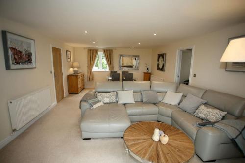 Lovely two bedroom bungalow with hot tub in Castelul Cary