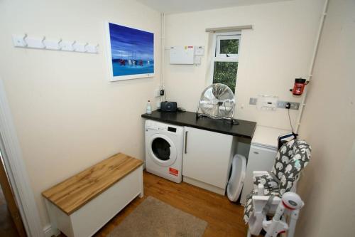 Lovely two bedroom bungalow with hot tub in Castelul Cary