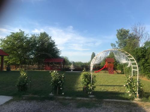Tó-Party Apartman (To-Party Apartman) in Kiszombora