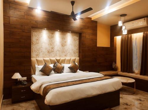 Hotel Friends Palace in Mahabhairab