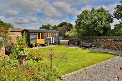 Kert, FLORA Luxury Retreat, Private Garden, Views & Hot Tub in Middleton-In-Teesdale