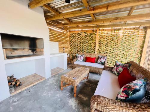 Létesítmények, Be Still and Know in Darling