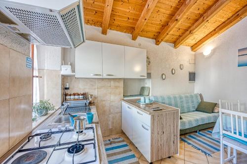 廚房, Beli Old Town Apartment - Happy Rentals in 別里