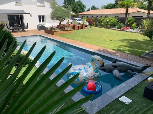 Magnifique Villa avec piscine chauffée & jacuzzi gîte à louer Berganton