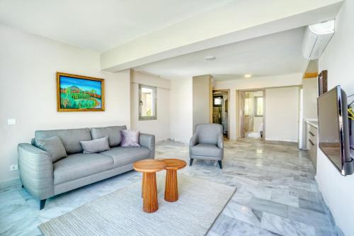 Apartment with Pool View 