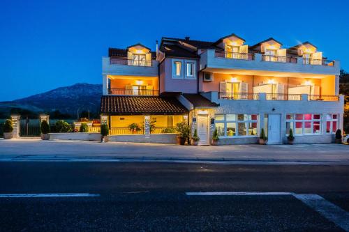  San Mihael luxury rooms in Dugopolje