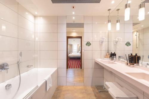 room detail thumbnail 2