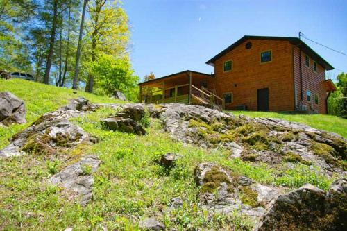 Mountain Creek View- Fire pit, Creek, Arcade game, pool table, arcade basketball in Sevierville, USA