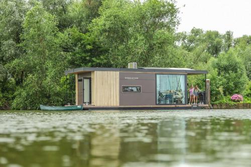  Revolution House Boat, Unterkunft in Strijensas