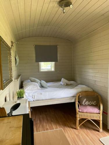 Lakeside Shepard's Hut 'Sanderling'