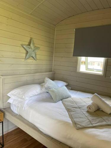Lakeside Shepard's Hut 'Sanderling'