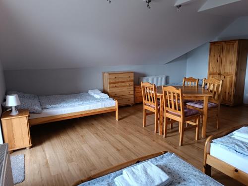 1 double bed, 3 twin beds