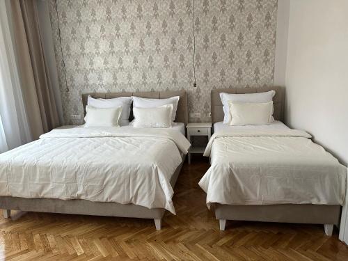 1 queen bed, 1 twin bed