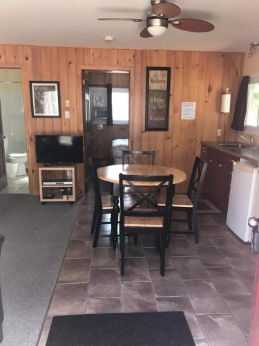 Hush Lodge and Cottages in Barrys Bay (ON)
