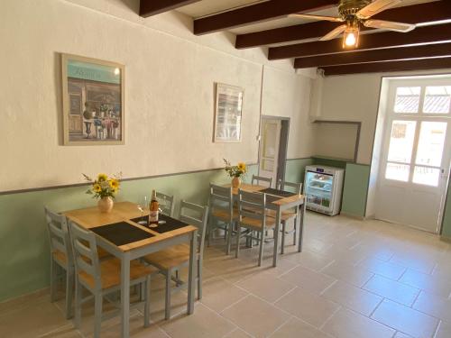 L'ancien Cafe - Suites and Gites in Crezieres