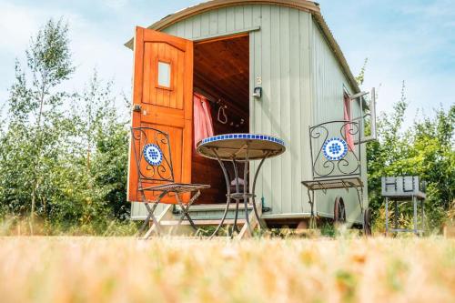 Lakeside Shepard's Hut 'Skylark' - Apartment - Bishampton