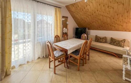 Nice Apartment In Uniescie With 3 Bedrooms And Wifi