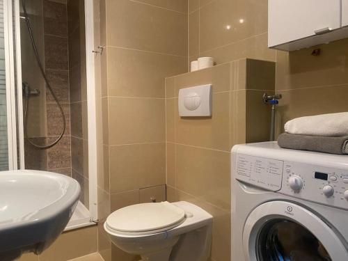 Studio Apartment image 10