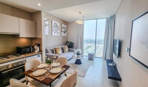 STAY BY LATINEM Luxury 1BR Holiday Home CVR A1513 near Burj Khalifa